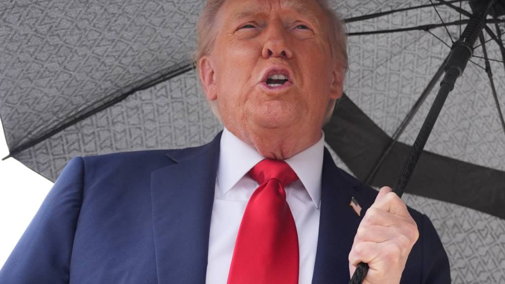 US-Präsident Donald Trump spricht zu Reportern, bevor er an Bord der Air Force One auf der Joint Base Andrews, Md. geht, um in den Nahen Osten zu reisen. Foto: Evan Vucci/AP/dpa