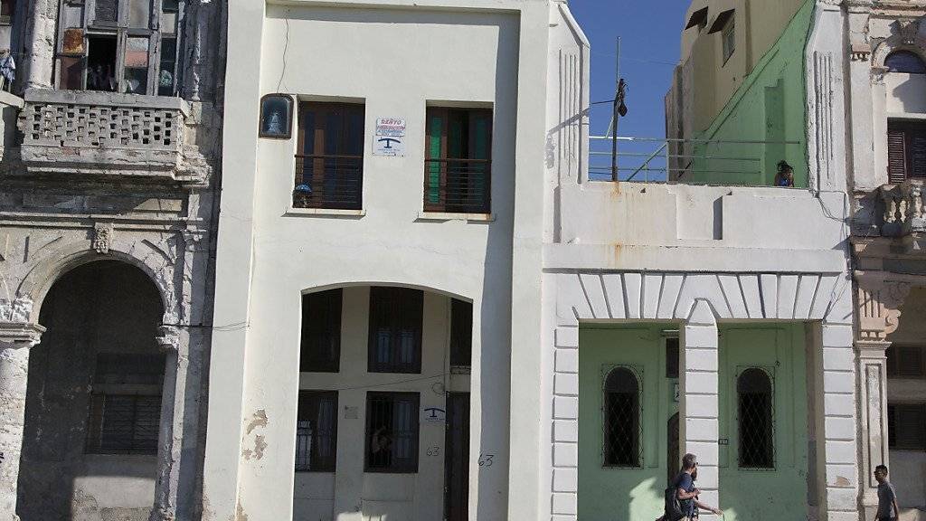 Touristen in Havanna: Bisher durfte Airbnb Wohnungen in Kuba nur in den USA vermitteln, künftig soll das Onlineunternehmern dies aber in der ganzen Welt tun dürfen. (Archivbild)