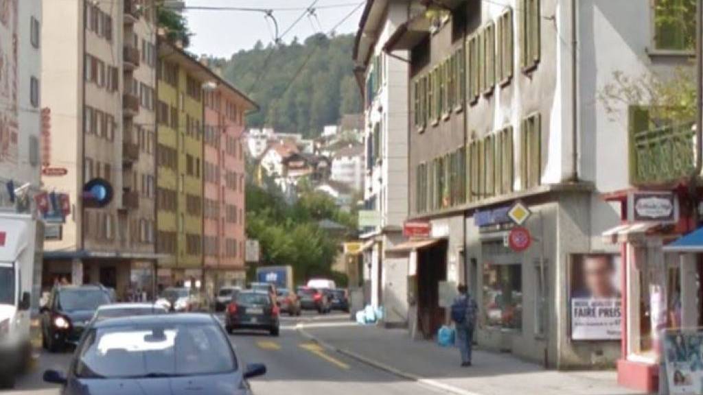 In der Baselstrasse in Luzern ist es zu einem Konflikt zwischen einem Auto- und einem Skateboardfahrer gekommen.