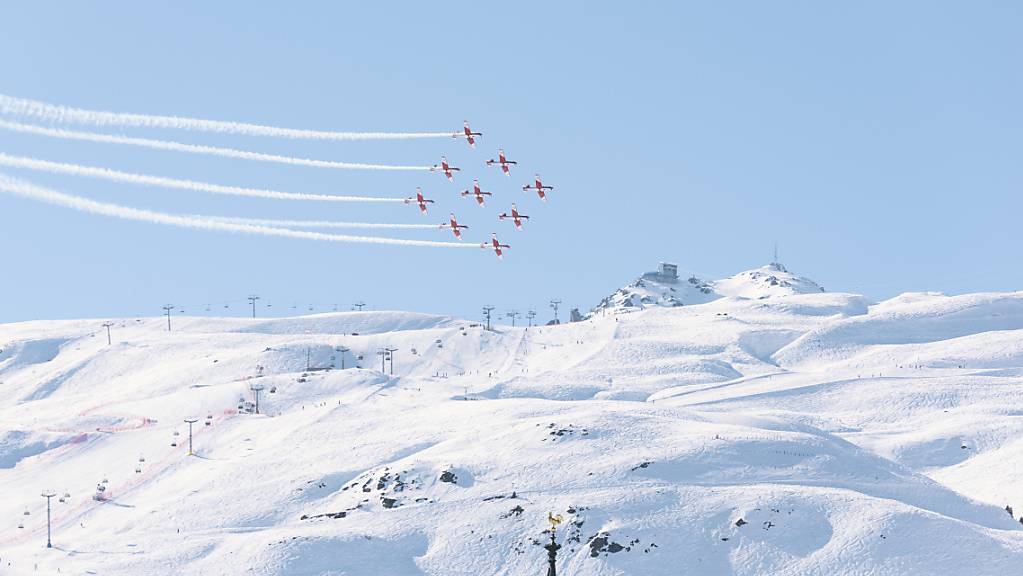 Nach einem spektakulären, aber glimpflich verlaufenen Unfall einer Kunstflugstaffel im Februar 2017 in St. Moritz muss sich der damalige Leiter des PC-7-Teams vor dem Militärgericht verantworten. (Symbolbild)