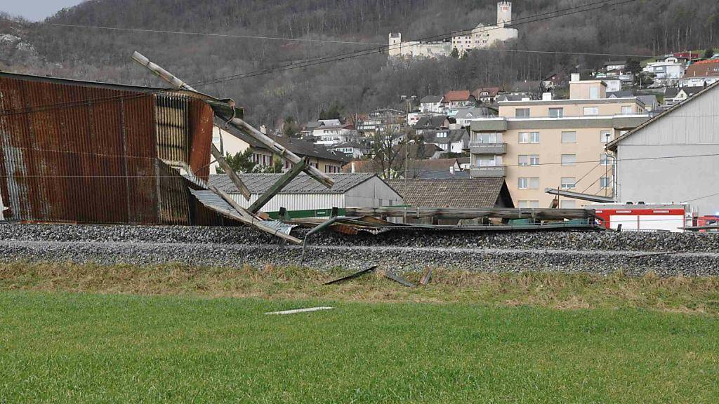 Der Sturm riss dieses Dach eines Unterstandes auf dem Gelände des Zeughauses Oensingen SO weg. Es landete auf den SBB-Gleisen. Ein Strommast und die Fahrleitung wurden beschädigt.