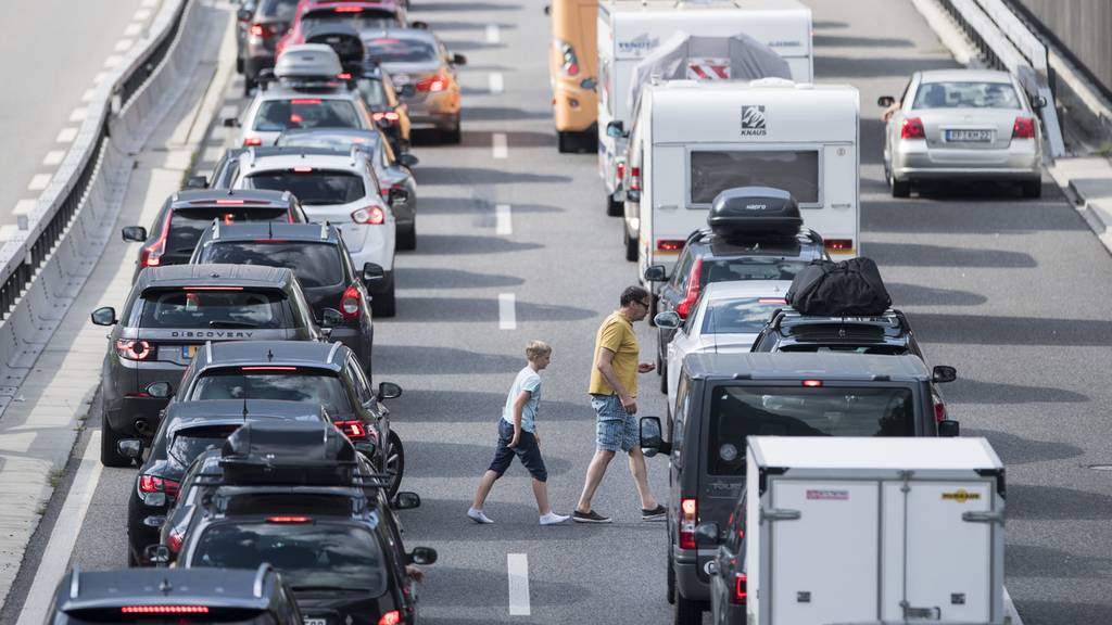 Mega-Stau auf der Autobahn A1 Richtung Zürich