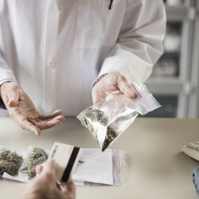 Ärzte dürfen Patienten mit Cannabis behandeln