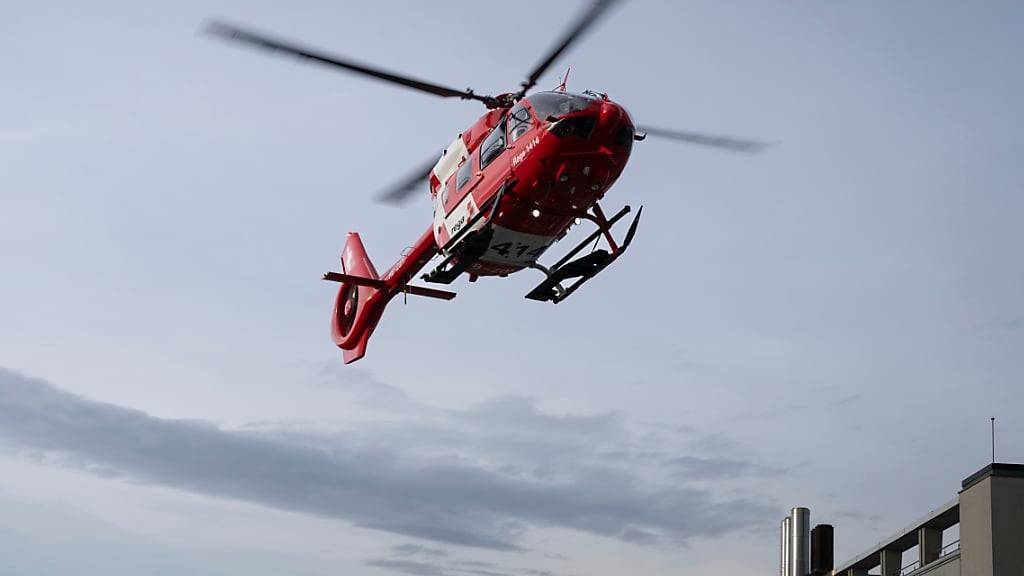Die Rettungsflugwacht hat am Samstag einen verunfallten 78-jährigen Mann mittels Seilwinde in Ulisbach SG aus einem Bachbett geborgen und ins Spital geflogen. (Archivbild)
