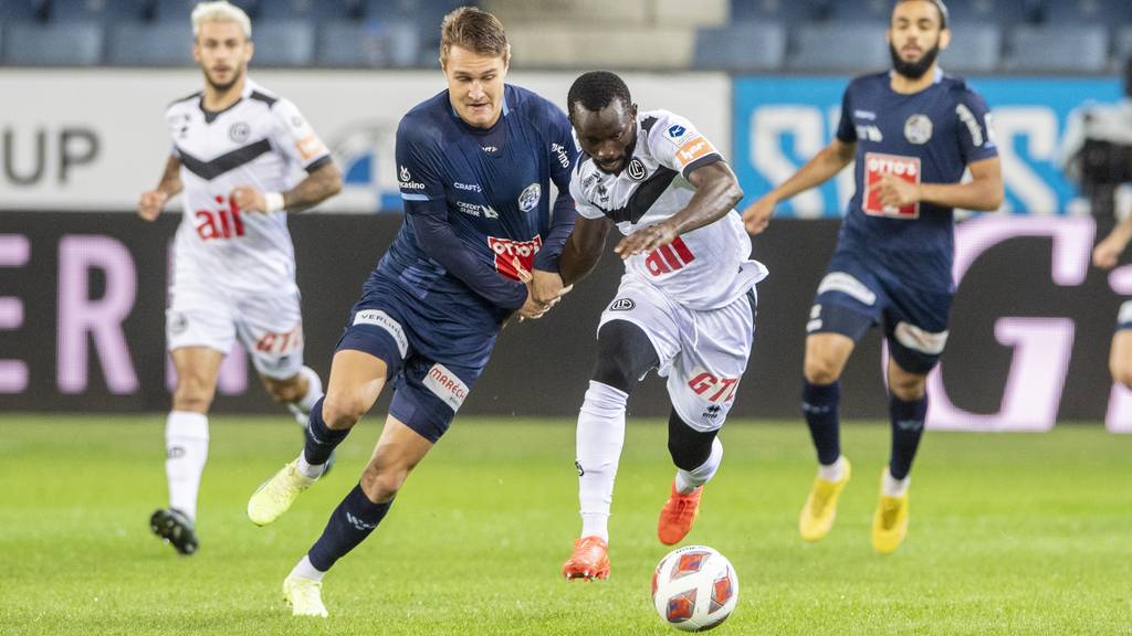 Marco Burch, mitte links, von Luzern im Spiel gegen Ousmane Doumbia, mitte rechts, von Lugano beim Super League Meisterschaftsspiel zwischen dem FC Luzern und dem FC Lugano vom Samstag, 22. Oktober 2022 in Luzern.