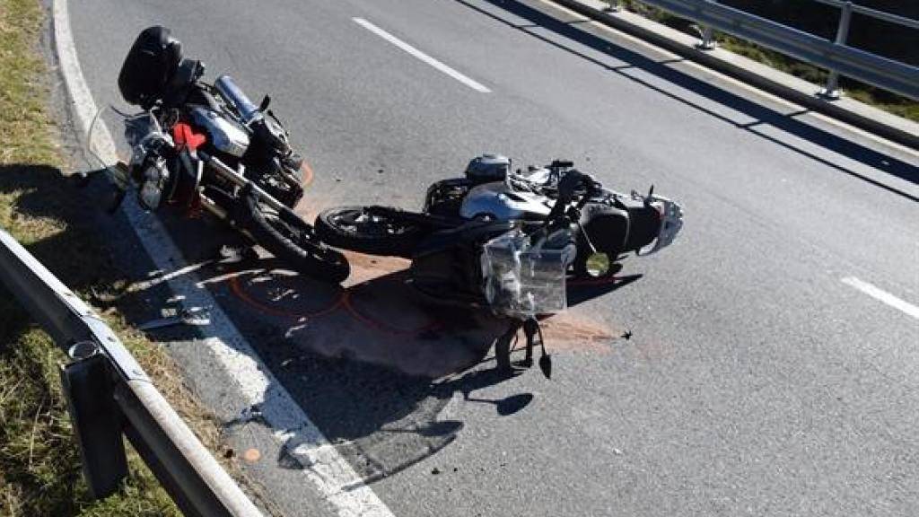 Bei der Frontalkollision zweier Motorräder auf der Flüelapassstrasse erlitten alle drei Personen Verletzungen.