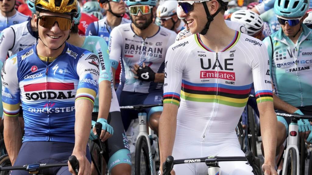 Am Start lächeln sie noch gemeinsam, im Ziel werden sie durch drei Minuten getrennt die Plätze 1 und 2 belegen: Tadej Pogacar (rechts) und Remco Evenepoel im goldenen Helm