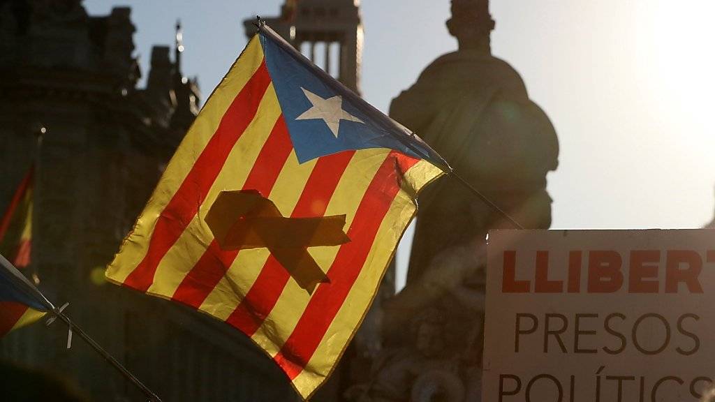 «Freiheit für die politischen Gefangenen» war die Hauptforderung an der Grosskundgebung der katalanischen Separatisten am Samstag in der spanischen Hauptstadt Madrid.