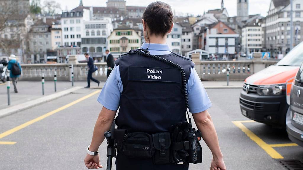 In einem Pilotversuch hat die Stadtpolizei Zürich 2017 Bodycams bereits eingesetzt. Ab 2024 werden sie definitiv eingeführt (Archivbild)