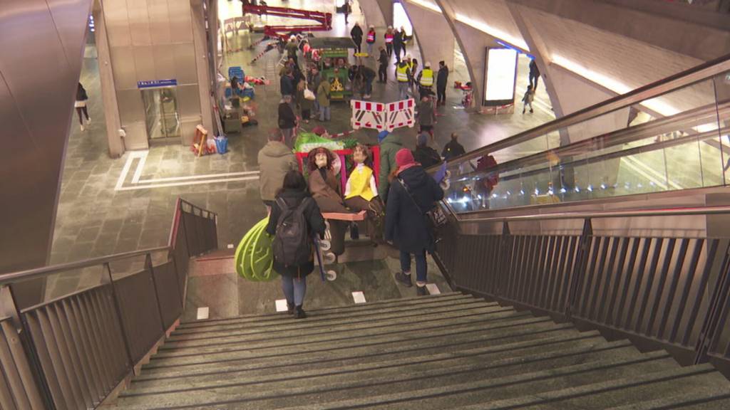 Der Luzerner Bahnhof ist wieder fasnächtlich dekoriert