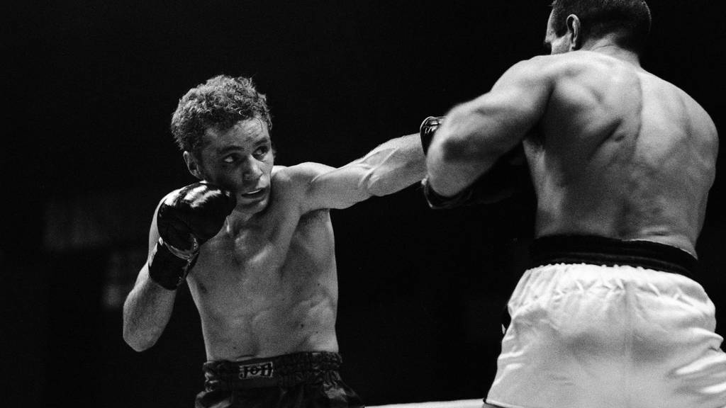Der Profi-Boxer Max Hebeisen (links) gewinnt gegen Sylvain Lucchesi in Neuchâtel am 4. Dezember 1970. (Archivbild)