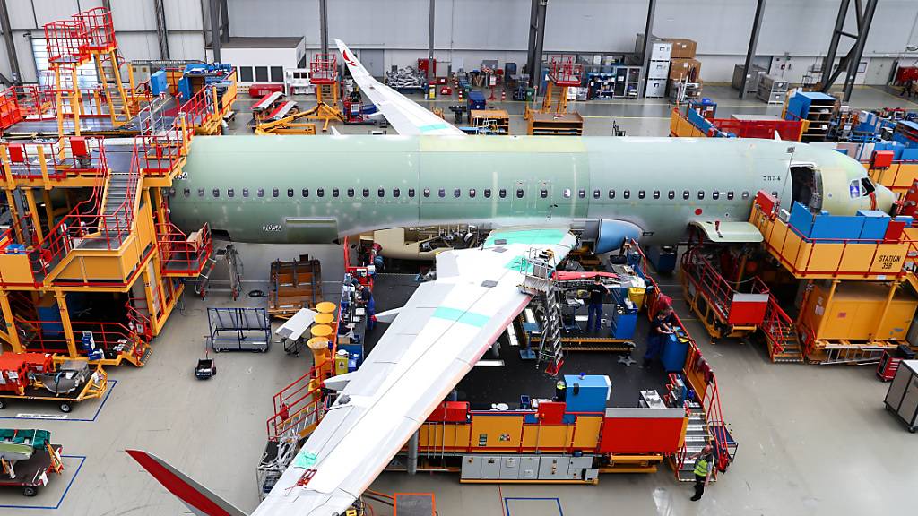 Der Flugzeugbauer Airbus hat im Juli erneut deutlich weniger Jets an seine Kunden übergeben. Mit 47 Maschinen lag die Zahl der Auslieferungen deutlich unter den 77 Stück vom Juni. (Archivbild)