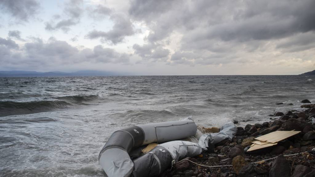 ARCHIV - Ein Schlauchboot liegt am Strand des Dorfes Skala Sikamias nach der Ankunft von Migranten aus der Türkei. Foto: Angelos Tzortzinis/dpa/Archivbild