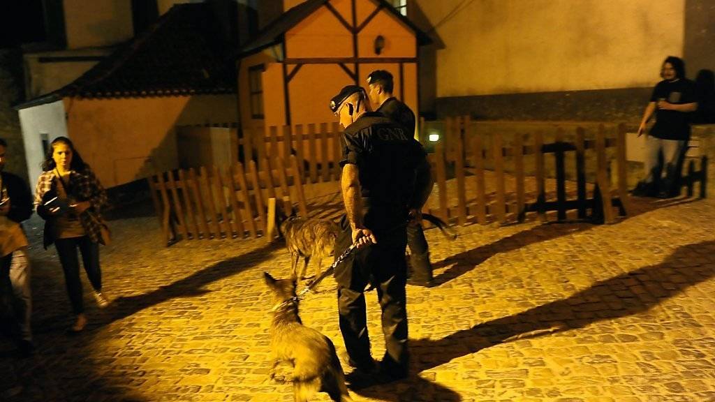 Portugiesische Polizisten nehmen mutmassliche Neonazis fest. (Symbolbild)