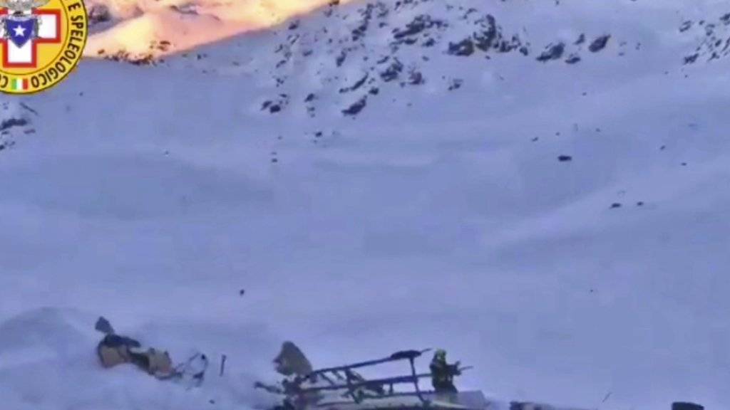 Der Zusammenstoss eines Kleinflugzeuges und eines Helikopters hat im Aostatal sieben Todesopferr gefordert.