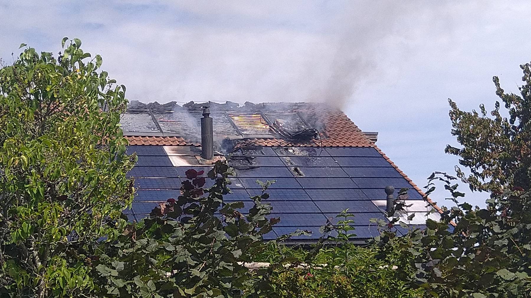 Der Dachstock eines Einfamilienhauses brannte am Samstag.