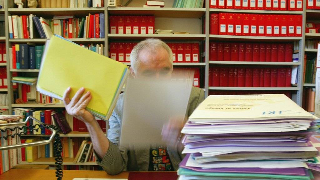 Das Parlament will den Personalbestand beim Bund auf dem Stand von 2015 einfrieren. Im Bild ein Bundesbeamter in seinem Büro in Bern. (Archivbild)