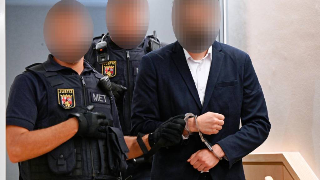 ARCHIV - Der Angeklagte kommt in den Verhandlungssaal des Landgerichts. Foto: Uwe Anspach/dpa POOL/dpa