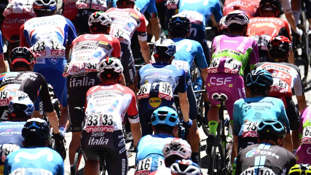 Das Giro-Feld unterwegs auf der 12. Etappe von Siena nach Bagno di Romagna