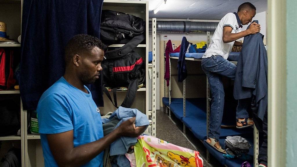 Etwa 50 Asylbewerber aus Eritrea sind seit Ende Juli 2014 in der Zivilschutzanlage von Lumino untergebracht. Die Zahl der Asylbewerber aus Eritrea ist im Vergleich zum Vorjahr deutlich zurückgegangen (Archivbild)