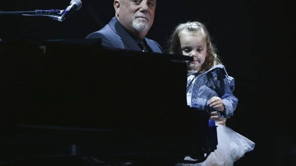 Billy Joel mit seiner Tochter Della Rose im Madison Square Garden, wo er am Mittwoch zum 100. Mal spielte.