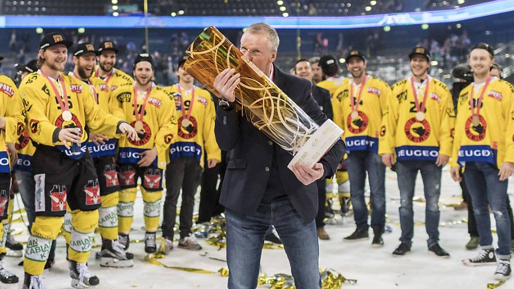 Der Berner Cheftrainer Kari Jalonen küsst den Meisterpokal und feiert in Zug mit seiner Mannschaft