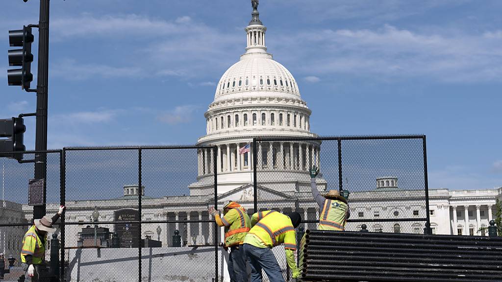 Arbeiter entfernen den Schutzzaun am Kapitol. Foto: Jose Luis Magana/FR159526 AP/dpa
