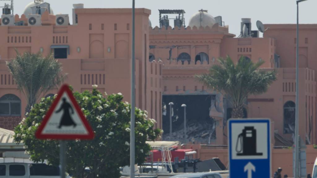 Nach einem mutmaßlich israelischen Angriff auf ein Gebäude, in dem die politische Führung der Hamas untergebracht war, in Doha, Katar, Schäden zu sehen. Foto: Jon Gambrell/AP/dpa