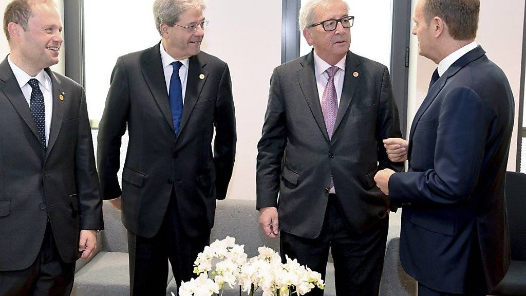Maltas Premierminister Joseph Muscat, Italiens Premierminister Paolo Gentiloni, EU-Kommissionspräsident Jean-Claude Juncker und EU-Ratspräsident Donald Tusk (von links nach rechts) diskutieren am zweiten Gipfeltag am Freitag in Brüssel über die Zukunft der EU ohne Grossbritannien.