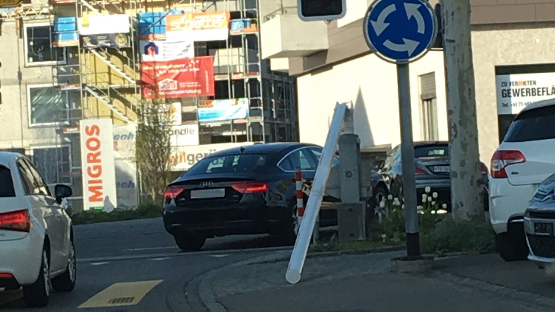 Ein Autofahrer beschädigte eine Barriere in Münchwilen.