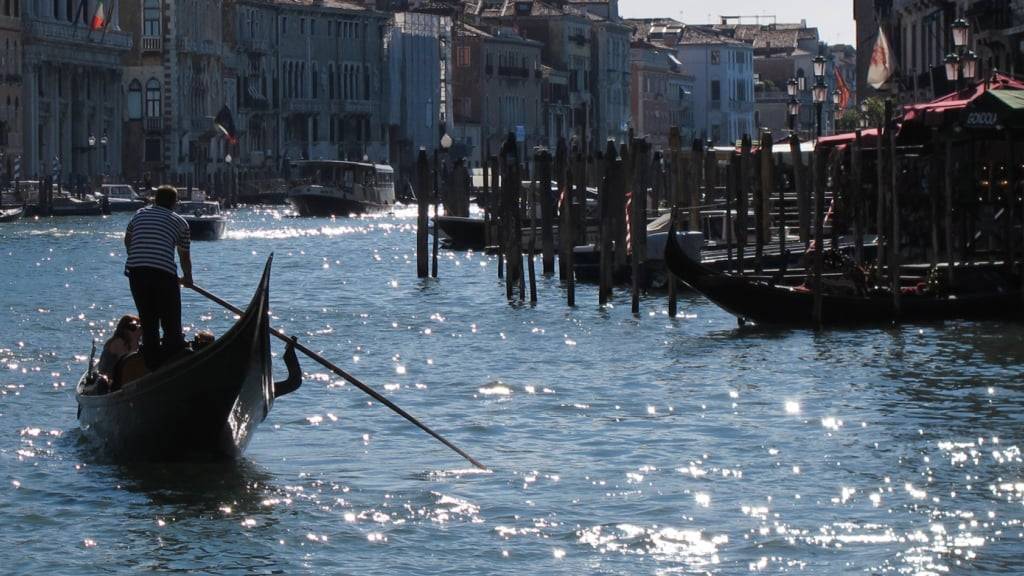 ARCHIV - Ein Gondoliere steuert im Canal Grande. Foto: Jens Kalaene/dpa