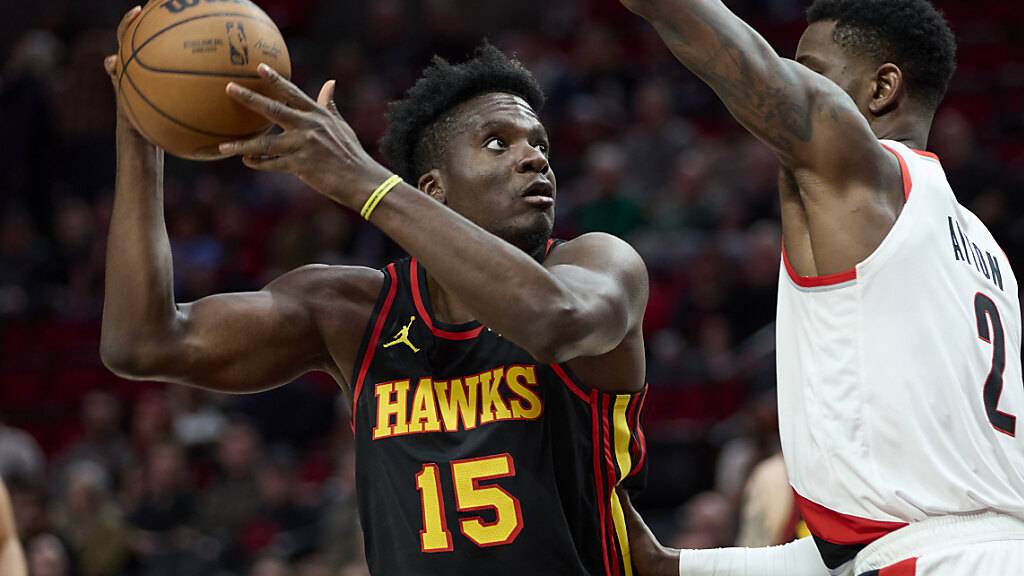 Clint Capela (links), der derzeit einzige Schweizer NBA-Spieler, im Dress der Atlanta Hawks