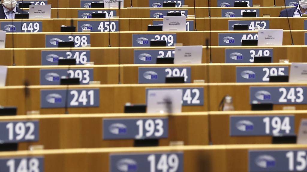 Europäische Gesetzgeber sitzen unter Einhaltung von Schutzmaßnahmen während der Corona-Pandemie im Europäischen Parlament. Foto: Yves Herman/Reuters Pool/AP/dpa