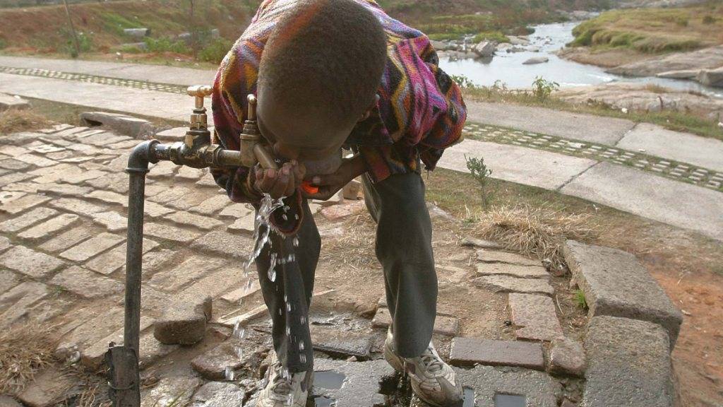Junge trinkt Wasser vom stark verschmutzten Fluss Juskei im Johannesburger Township Alexandra (Archiv)