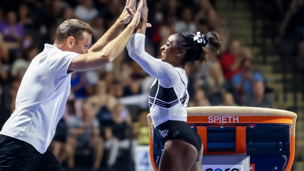 Gelungenes Comeback: Simone Biles gewann in Chicago ihren ersten Wettkampf seit zwei Jahren und klatscht mit Coach Laurent Landi ab