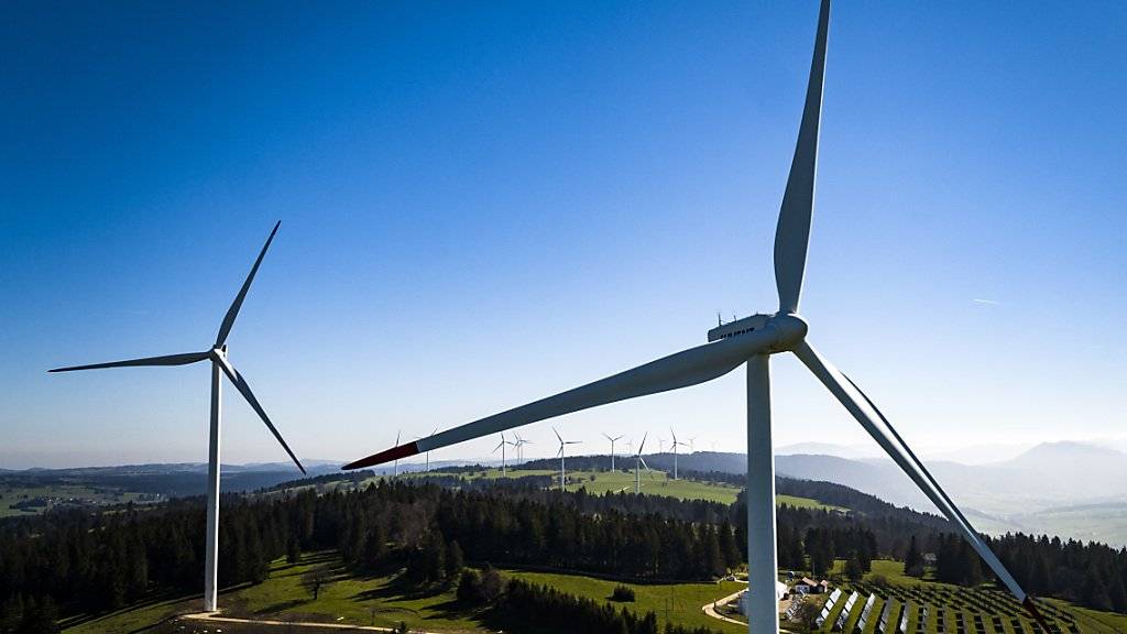 Die Schweiz liegt bei der erneuerbaren Energieproduktion im europäischen Mittelfeld - auch beim Bau von Windkraftwerken. (Archivbild)
