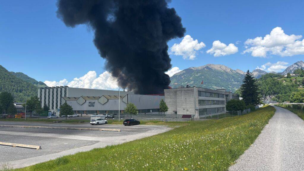 Das Fabrikdach der Netstal Maschinen AG in Näfels ist am Samstag durch einen Brand zerstört worden.