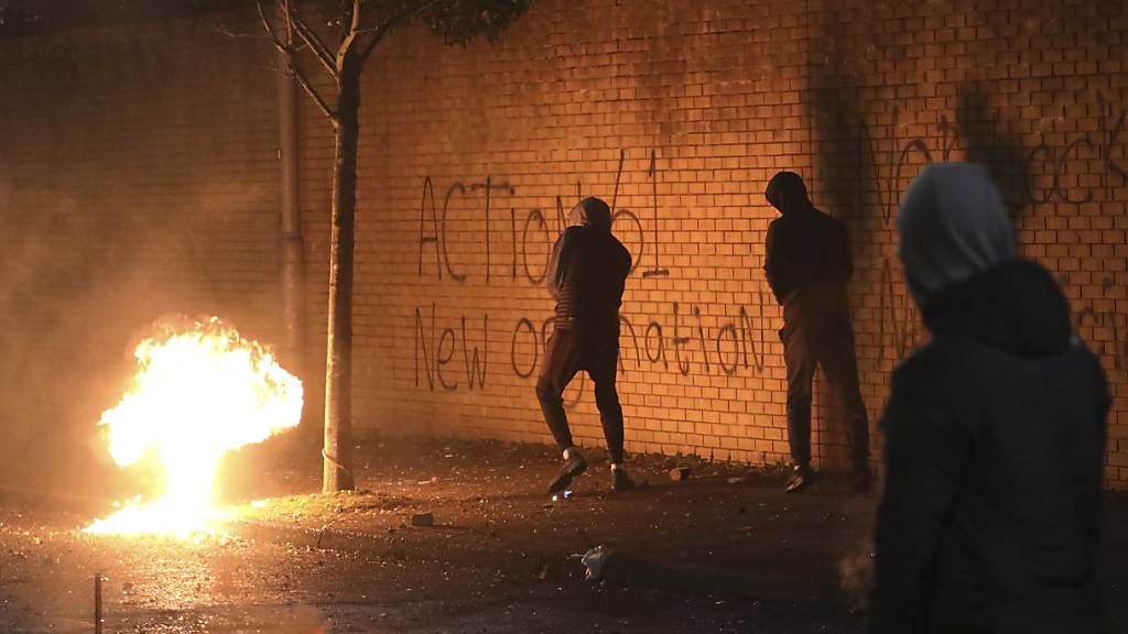 Eine Benzinbombe wurde über die Friedensmauer in West Belfast geworfen. In der britischen Provinz Nordirland kam es erneut zu Krawallen. Foto: Peter Morrison/AP/dpa