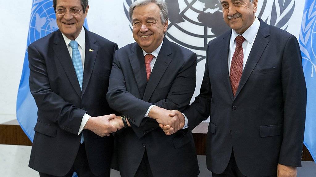 UNO-Generalsekretär Antonio Guterres mit dem griechisch-zyprischen Präsidenten Nicos Anastasiades (l) und dem Präsidenten der international nicht anerkannten türkischen Republik Nordzypern, Mustafa Akinci