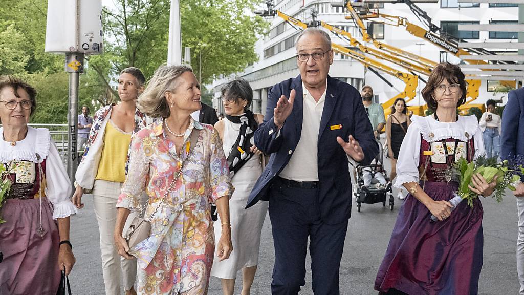 Bundesrat Guy Parmelin bei seiner Ankunft auf dem Europaplatz in Luzern. Links von ihm Ständerätin Andrea Gmür (Mitte/LU).