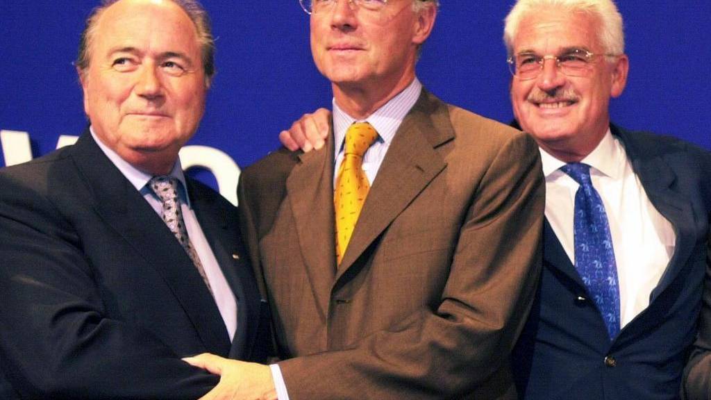 Feder Radmann (rechts) mit Franz Beckenbauer und Sepp Blatter anlässlich der WM-Vergabe 2006.