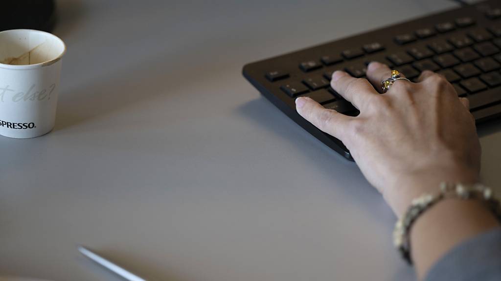 Der Zürcher Regierungsrat hat nicht vor, die Arbeitszeiten der kantonalen Angestellten zu senken. Dies geht aus seiner Antwort auf eine Anfrage im Kantonsrat hervor. (Symbolbild)