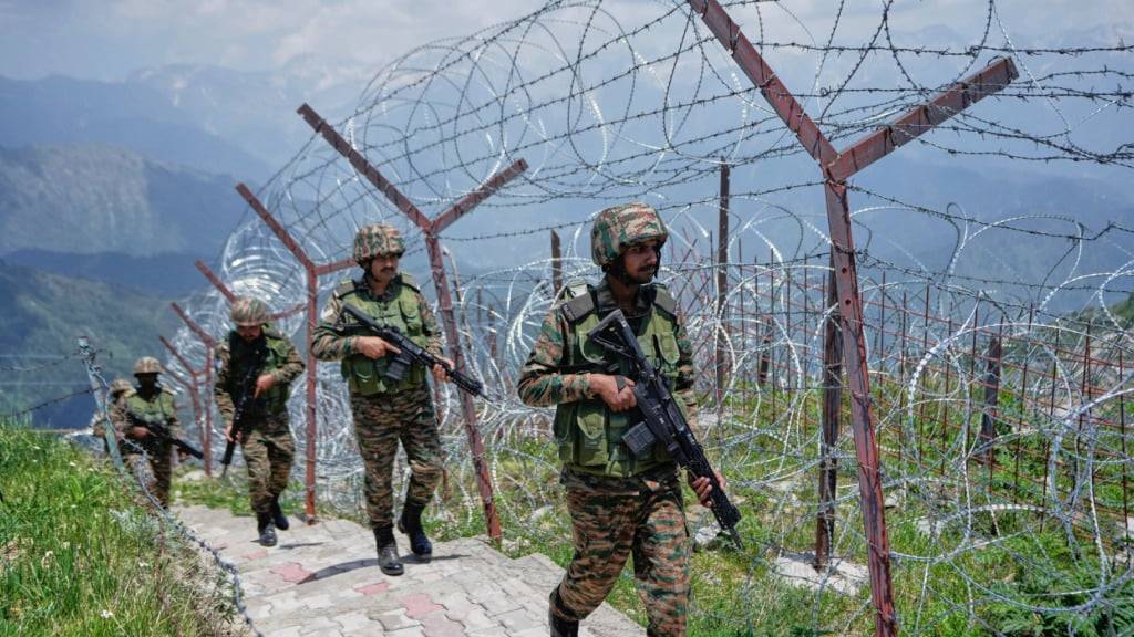 dpatopbilder - Soldaten der indischen Armee patrouillieren entlang der Kontrolllinie zwischen Indien und Pakistan während eines Medienrundgangs im Sektor Poonch. Foto: Channi Anand/AP/dpa