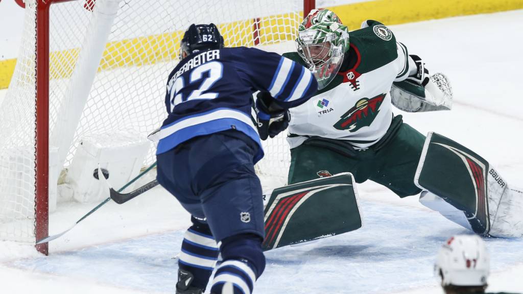 Nino Niederreiter von den Winnipeg Jets trifft im Spiel gegen die Minnesota Wild
