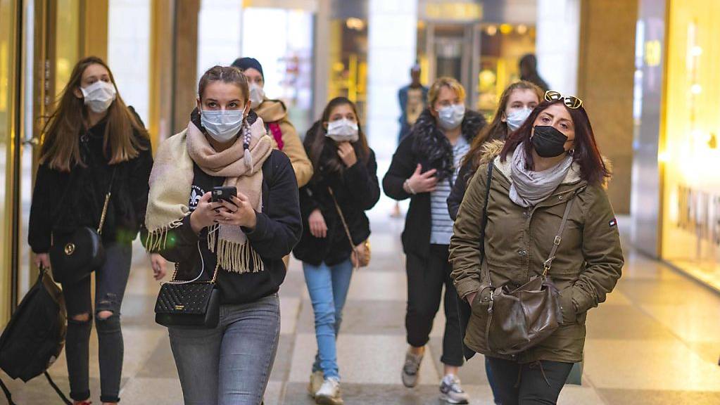 Das Coronavirus wütet in Europa vor allem in Italien. Der Mundschutz gehört im Belpaese mittlerweile in vielen Städten zum Alltag. (Archivbild)