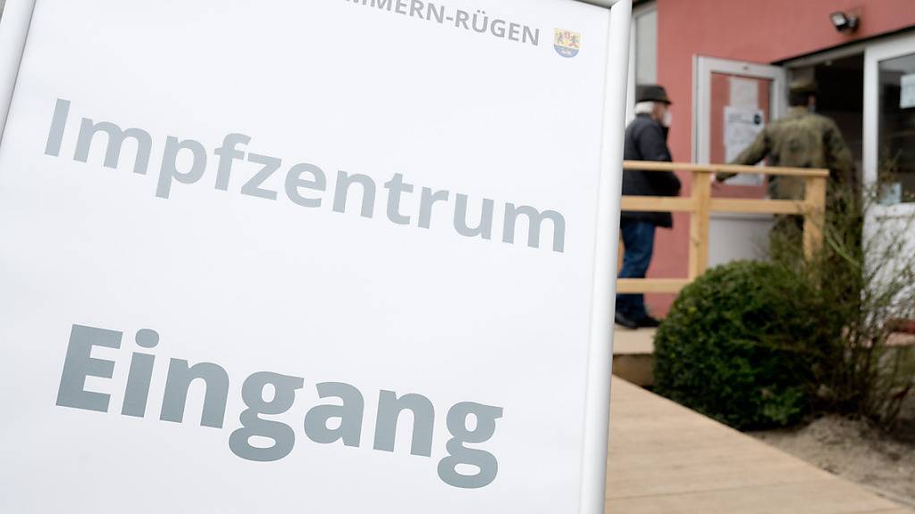 Ein Schild mit dem Schriftzug «Impfzentrum» steht vor dem Eingang eines Impfzentrum des Landkreises Vorpommern-Rügen in Stralsund. Foto: Stefan Sauer/dpa-Zentralbild/dpa