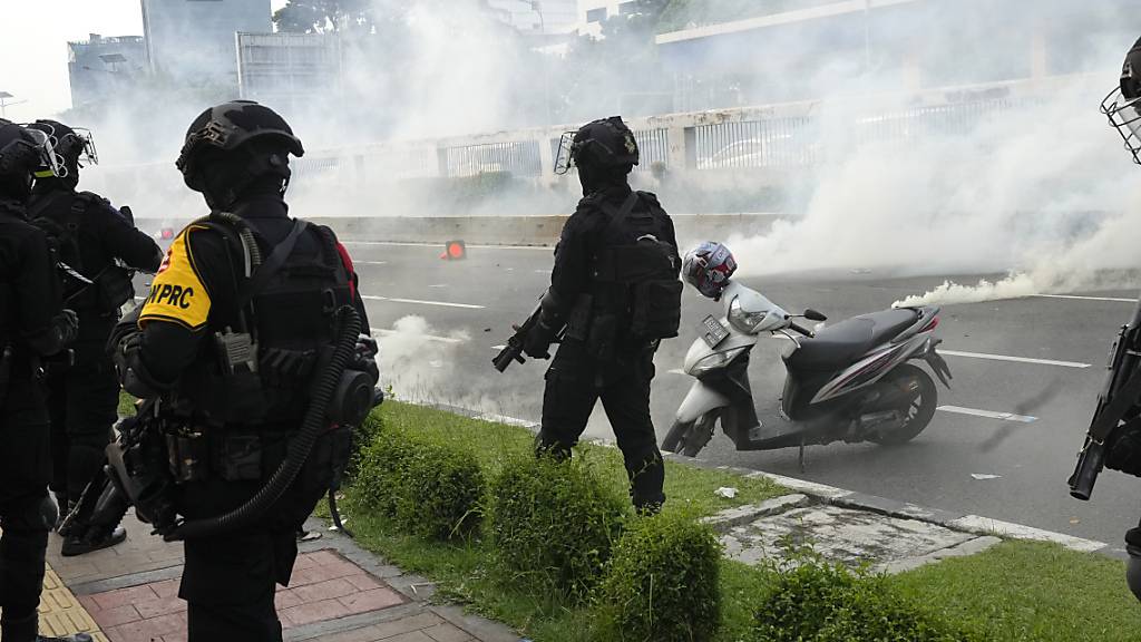 In Indonesien sind am Montag Studentinnen und Studenten auf die Strasse gegangen, um gegen eine mögliche Verlängerung der Amtszeit des Präsidenten Joko Widodo zu demonstrieren. Die Polizei und Demonstranten setzten Tränengas ein.