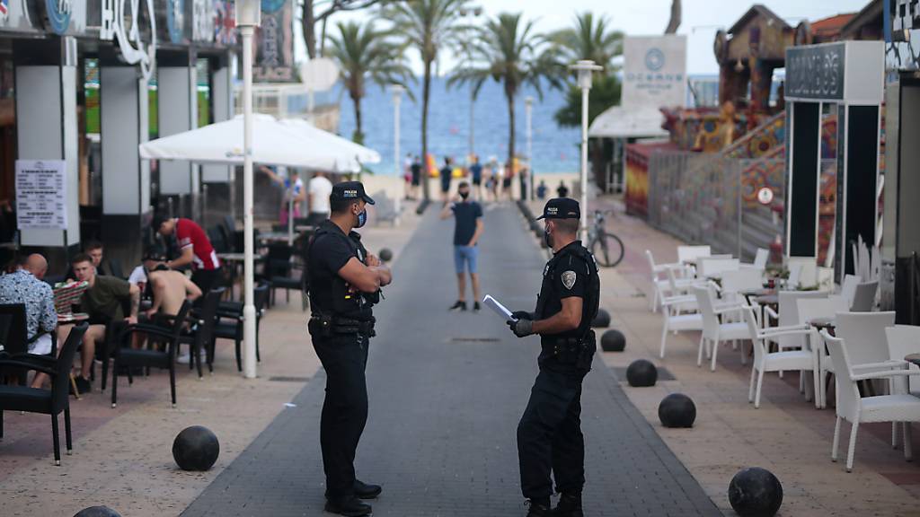 Gilt als Urlaubshochburg von Briten auf Mallorca: Magaluf in der weitläufigen Bucht der Inselhauptstadt Palma. (Archivbild von 2020)