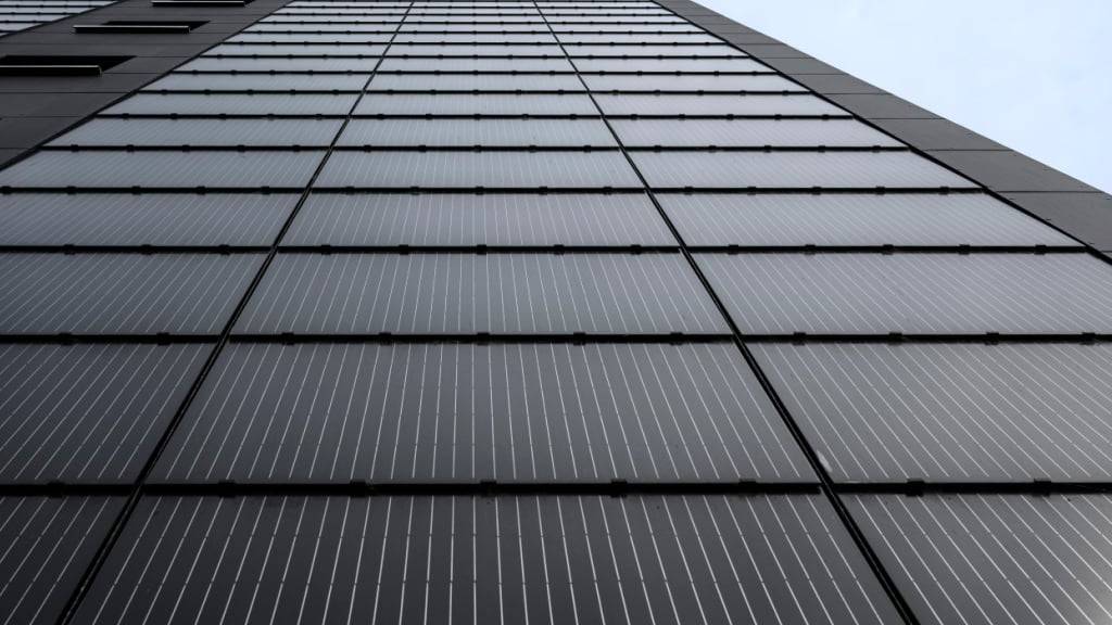 Eine Solarfassade an einem Hochhaus in Biel BE. Die Schweiz befindet sich bei der Stromproduktion aus Solar- und Windenergie im europäischen Vergleich weiterhin auf einem hinteren Rang. (Archivbild)