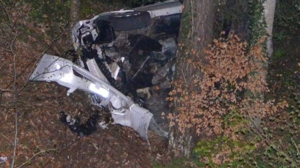 Ein Autofahrer ist in Appenzell Ausserrhoden von der Strasse abgekommen und 30 Meter tief in einen Wald gestürzt.